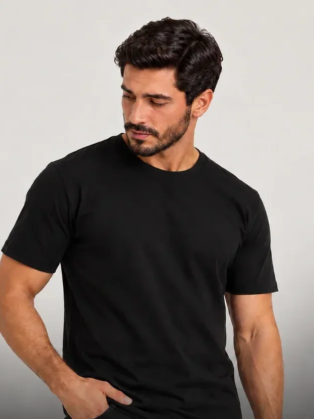 Camiseta preta lisa vestida por modelo, pronta para personalizar