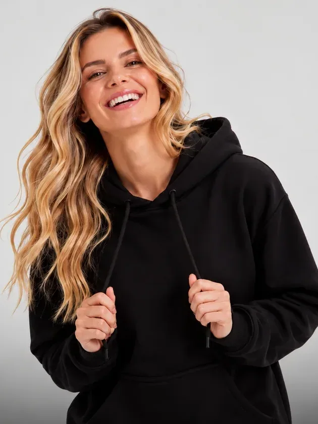 Moletom preto com capuz vestido por modelo, pronto para personalizar